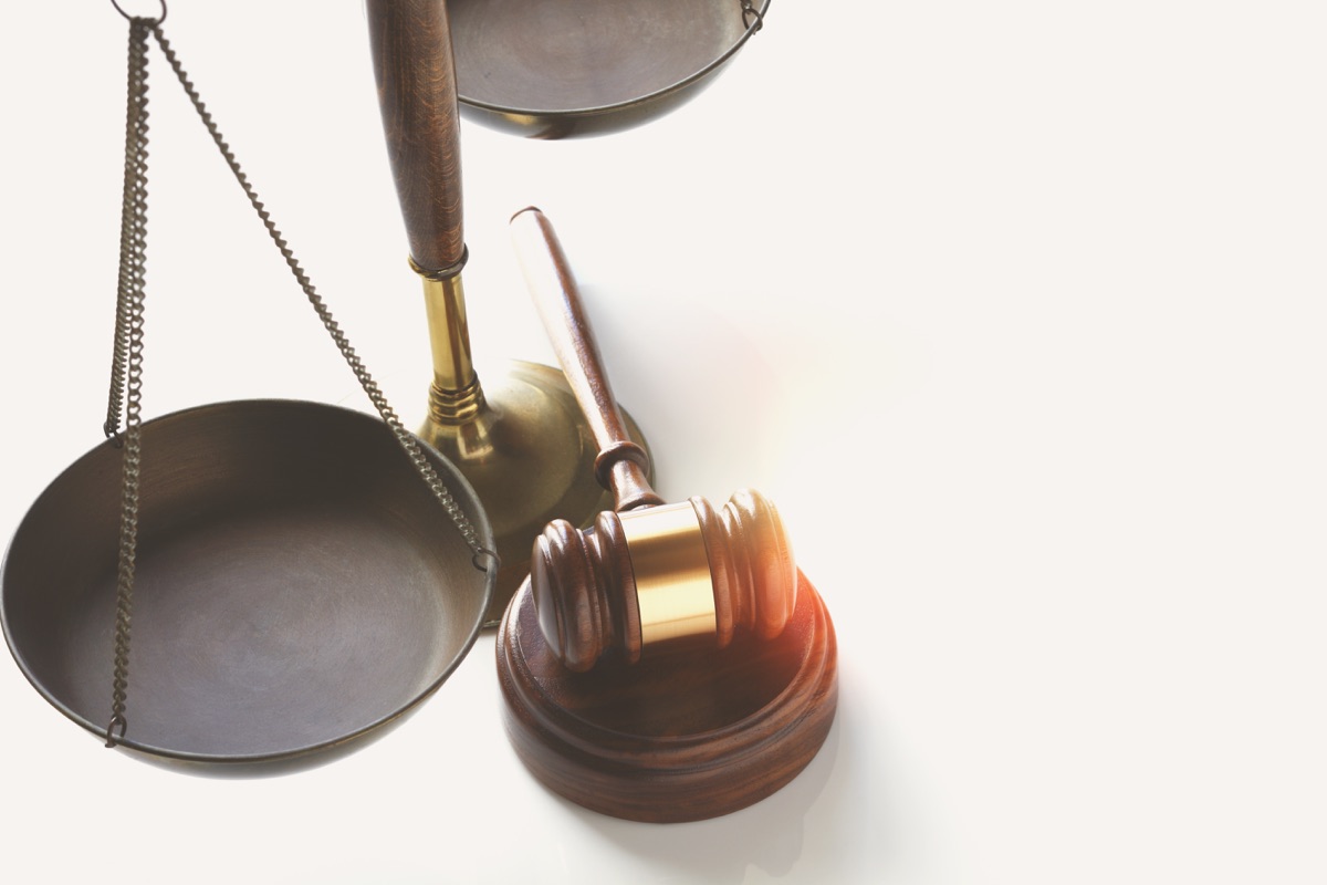 Balance de la justice et marteau d'audience