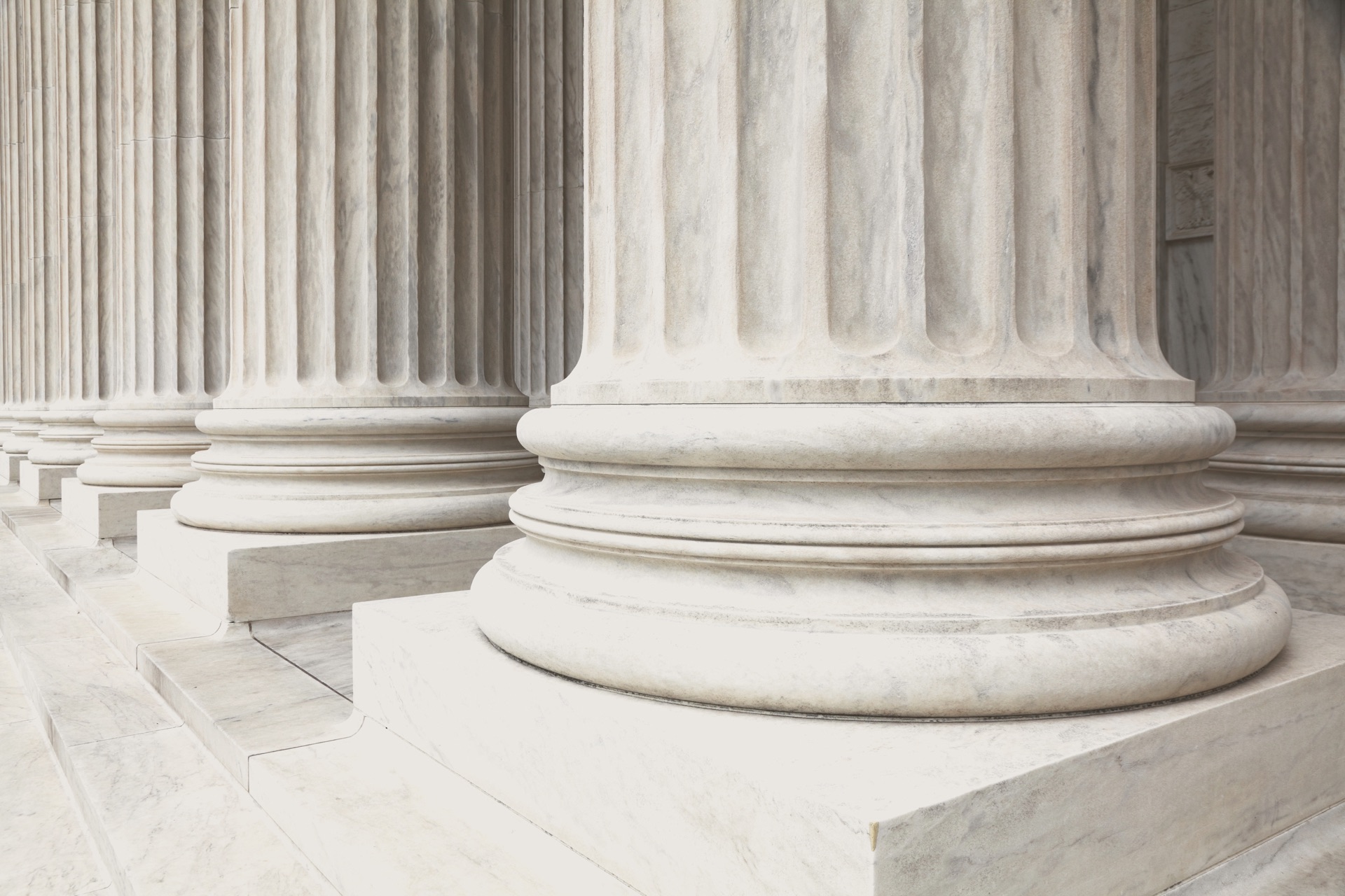 Colonnade en marbre d'un palais de justice